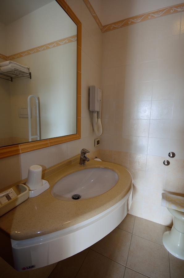 Hotel Man Лидо ди Савио Екстериор снимка
